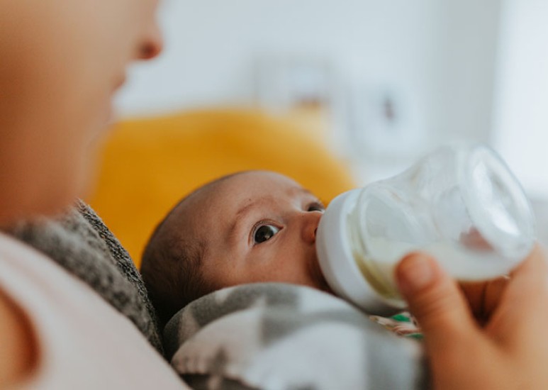 newborn nursing with bottle 