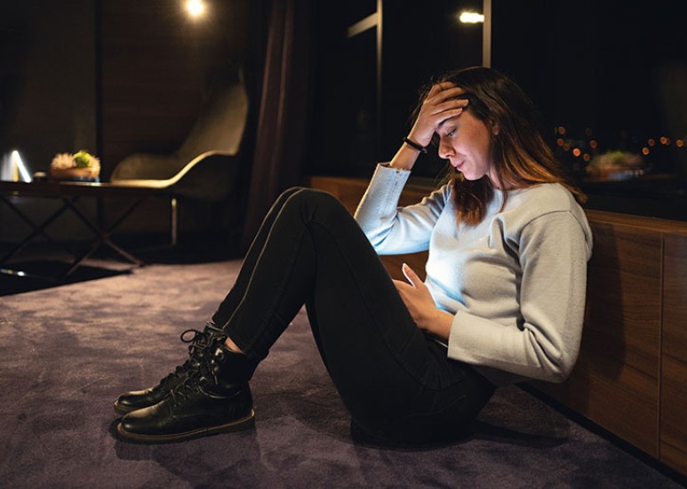 teen dating violence girl on phone
