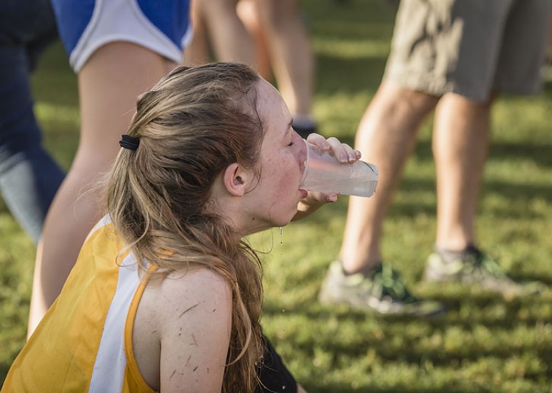 girl dehydrated during summer 