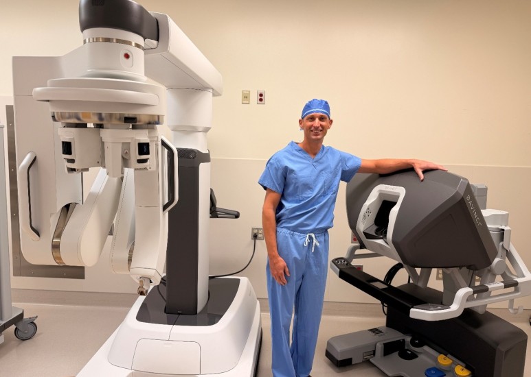 Dr. Joshua Manghelli, Community Health Network breast surgeon with da Vinci Single Port System at Community Hospital North