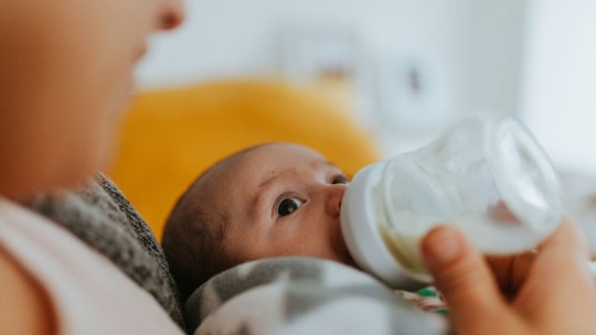 newborn nursing with bottle 