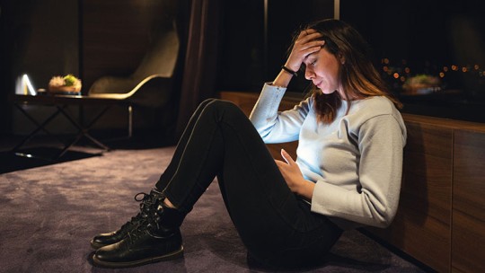 teen dating violence girl on phone