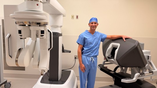 Dr. Joshua Manghelli, Community Health Network breast surgeon with da Vinci Single Port System at Community Hospital North