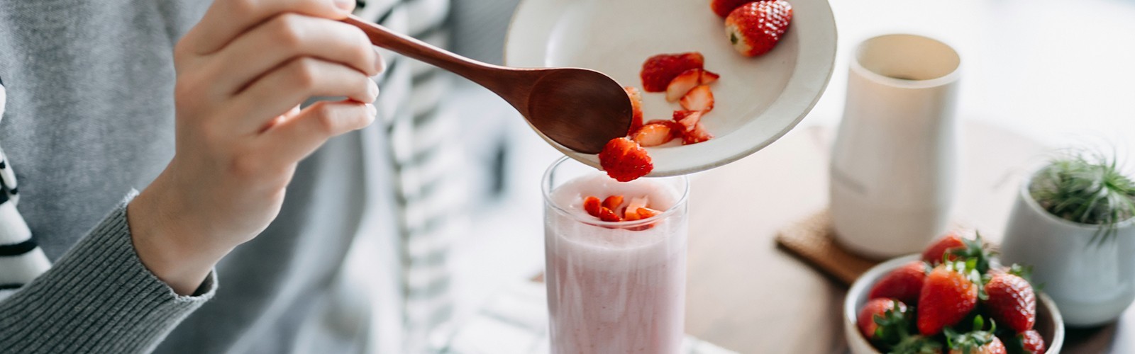 Making a strawberry smoothie